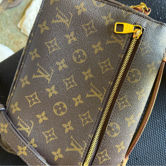 Louis Vuitton Pochette Métis - Picture 8 of 17